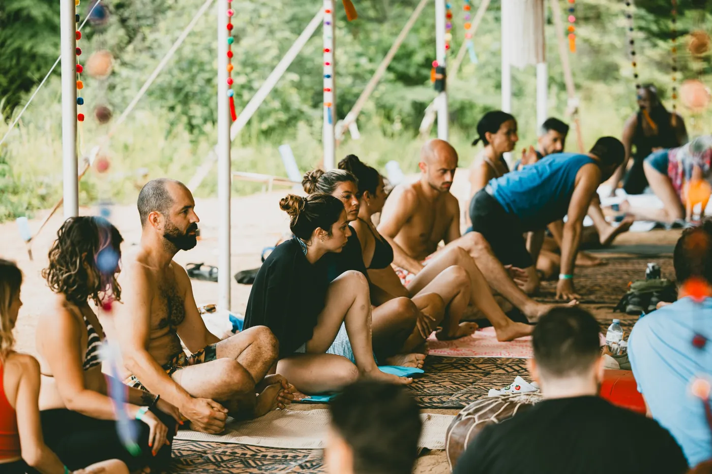 Festivaliers assis en cercle sous la tente du Village Intentions