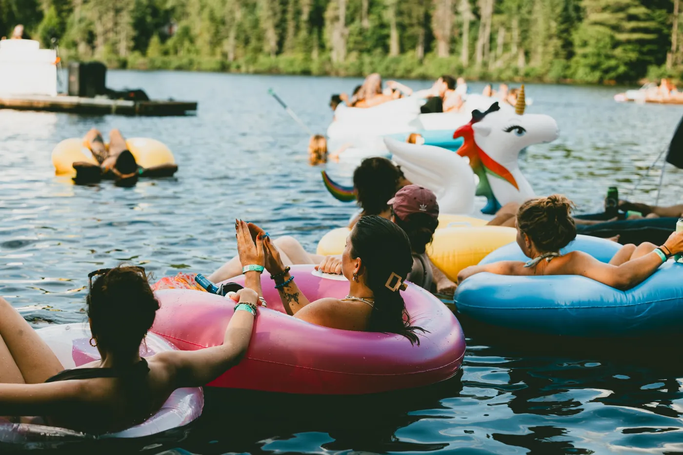 Festivaliers en bouées sur le lac Galette