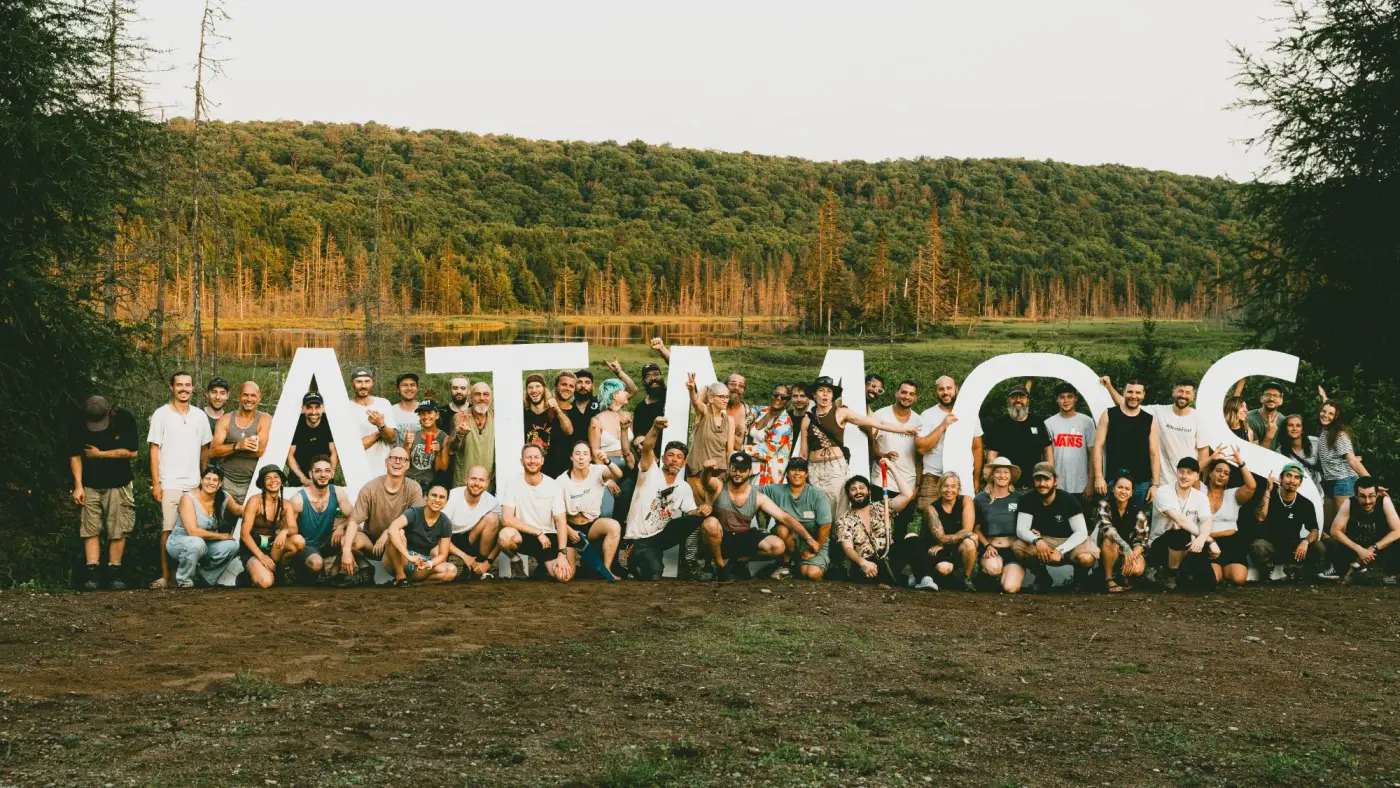 L’équipe Atmos Fest 2026 réunie devant les lettres ATMOS, au bord du lac